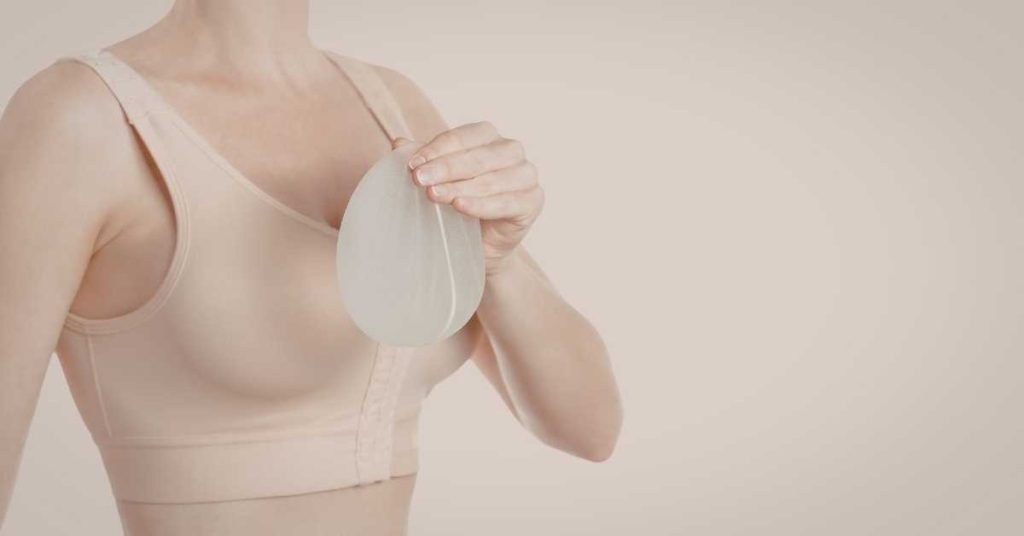 L'implant se place t il devant ou derrière le muscle