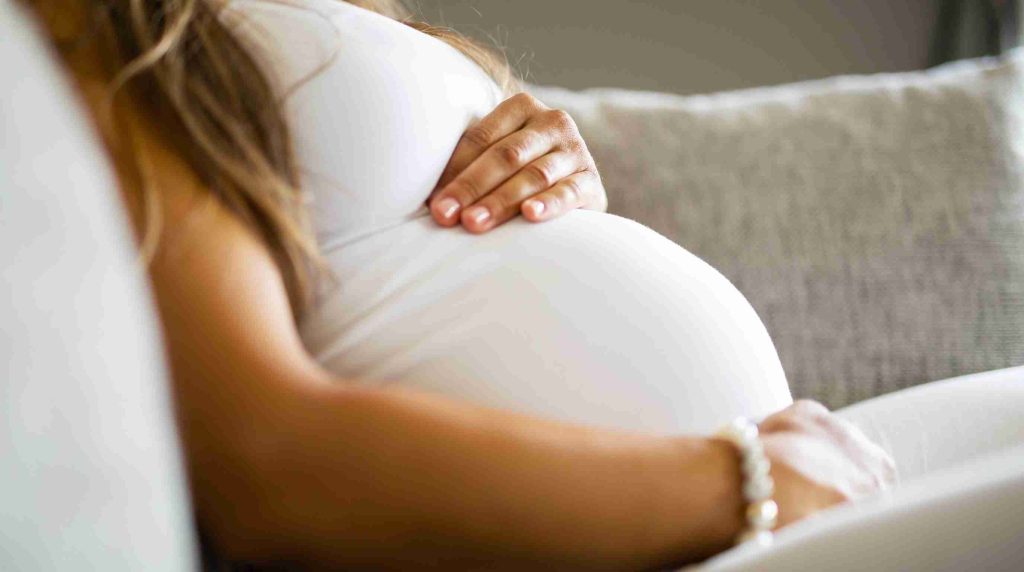 Acide hyaluronique et grossesse : précautions et risques