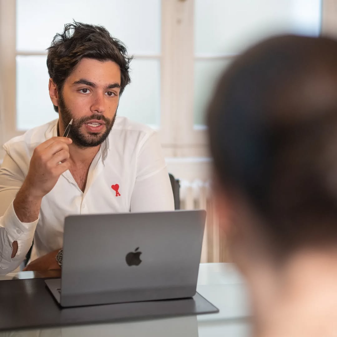 Dr Nathanel Edery in consultation with a patient at Clinique Spontini